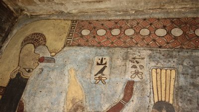 السياحة تبدأ في أعمال تنظيف الجزء الأخير من سقف معبد إسنا بالأقصر | صور 