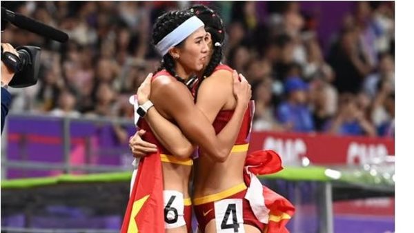 صورة للاعبتين تشير