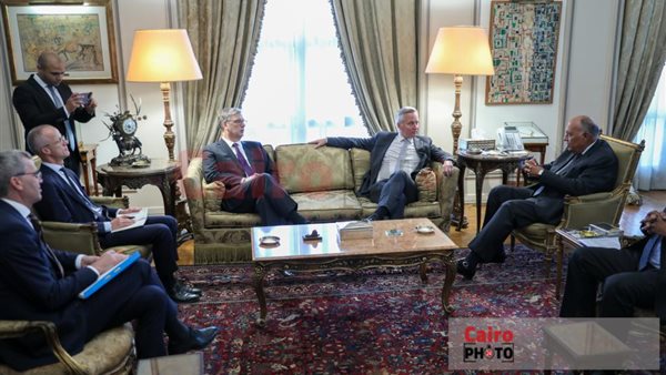 وزير الخارجية يستقبل