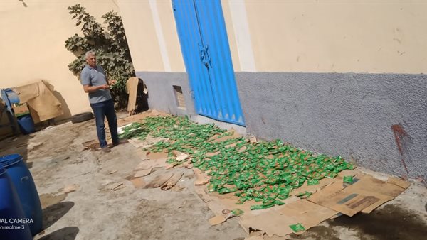 مخزن يعيد تعبئة الصلصة