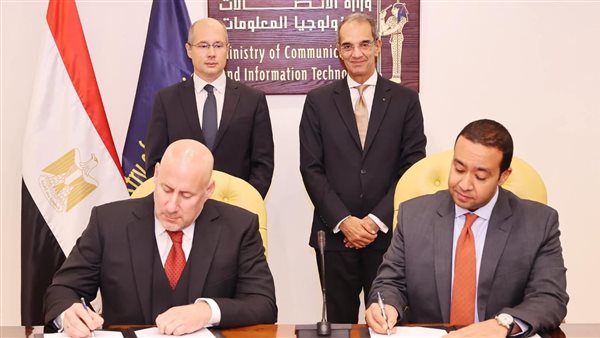 جانب من التوقيع