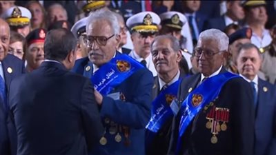 الرئيس السيسي يصافح أبطال معركة رأس العش خلال الاحتفال بالذكرى الخمسين لنصر أكتوبر |بث مباشر 
