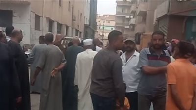 مئات المواطنين يعلنون تأييدهم لترشح الرئيس السيسي للانتخابات من أمام مقار الشهر العقاري بالفيوم |بث مباشر 