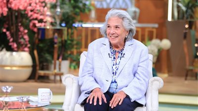 إيدها اترعشت أول ماشافت حبيبها.. زوجة الأستاذ هيكل تكشف تفاصيل تعارفهما