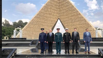احتفالا بنصر أكتوبر.. السفير الروسي بالقاهرة يشارك في وضع الزهور على قبر الجندي المجهول