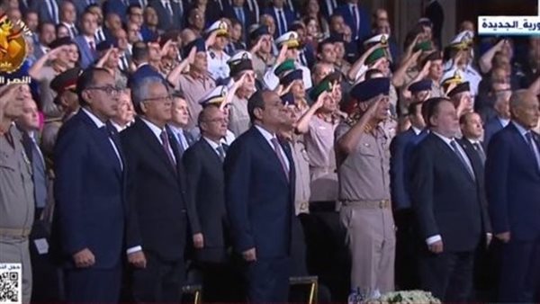 الرئيس السيسي يقف