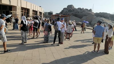 توافد أعداد كبيرة من السائحين على منطقة المسلة الناقصة بأسوان | صور 