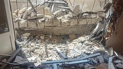 إصابة طفل وتحطم سيارتين في انهيار شرفة عقار بالدقهلية