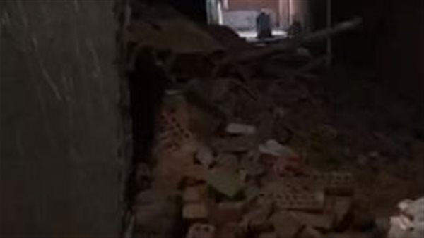 جانب من العقار المنهار