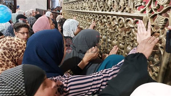 زغاريد ودموع من أمام