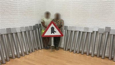 لوحة ومفك أثارا الشك.. القبض على لصوص الأعمدة الحديدية بالقاهرة 