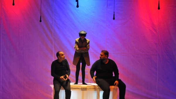 العرض المسرحي آخر