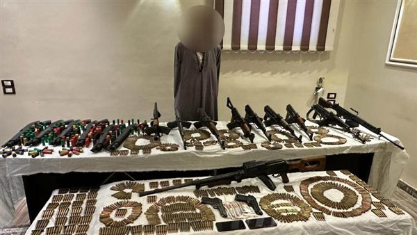 المتهم بجانب المضبوطات