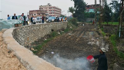 بادر بإطفاء حريق مخلفات.. وزيرة البيئة تشكر مواطنًا خلال جولتها المفاجئة بالشرقية | صور