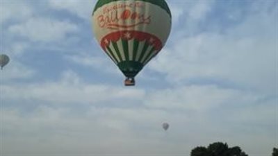 انطلاق 90 رحلة بالون طائر على متنها 1700 سائح يحلقون في سماء الأقصر اليوم | بث مباشر