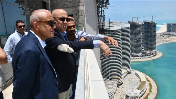 وزير الإسكان خلال