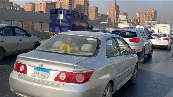 تكدس مروري أعلى الطريق