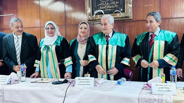 الباحثة مع لجنة المناقشة