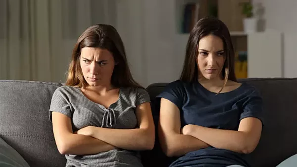 مشاكل بين الأخوات