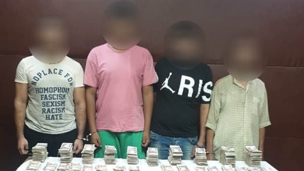 المتهمون بحوزتهم