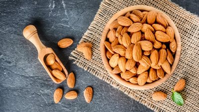 يساعد على خفض مستويات الكوليسترول..فوائد تناول اللوز 