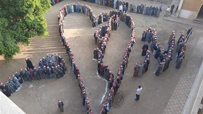 مصر في قلب الأزهر.. طلاب أزهريون يشكلون لوحة فنية بأجسادهم تثير إعجاب السوشيال ميديا بقنا