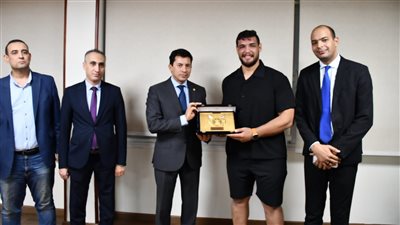وزير الشباب والرياضة يُكرم عبد اللطيف منيع لاعب منتخب المصارعة