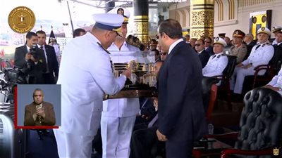 مجسم لبوابتها.. أكاديمية الشرطة تقدم هدية تذكارية للرئيس السيسي خلال حفل تخرج دفعة جديدة من طلابها