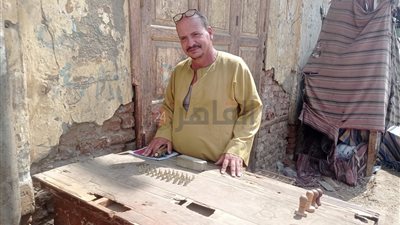 أجداده اشتغلوها من 200 سنة.. أشهر صانع أختام بقنا: مهنتنا محرمة على الغريب والأمانة أهم شروطها