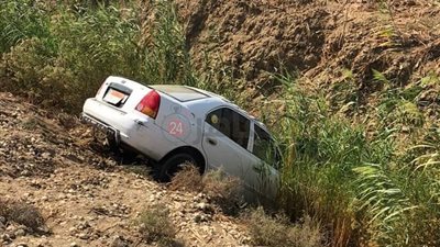 إصابة سائق سيارة أجرة إثر انقلابها في مصرف مائي بالفيوم