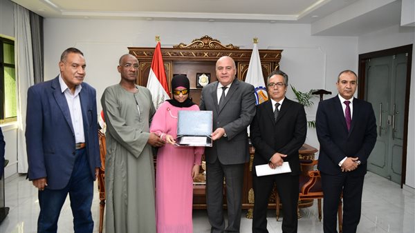 تكريم 3 فتيات مكفوفات