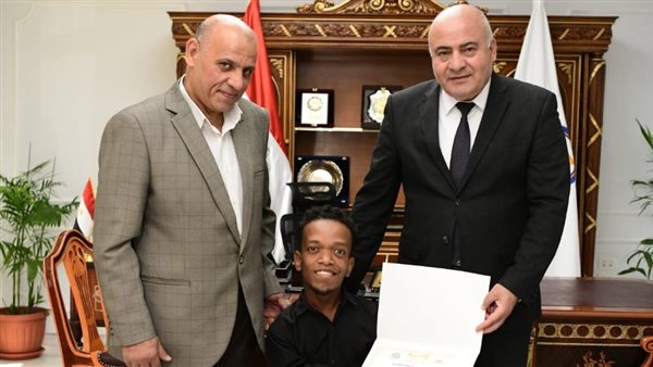 محافظ قنا أثناء تكريم