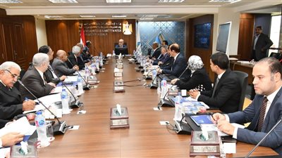 وزير الإسكان يستعرض خطة جهاز تنظيم مياه الشرب للعام المالي 2023 - 2024