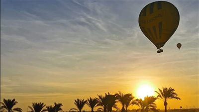يداعبون قرص الشمس..800 سائح بسماء الأقصر على متن 30 رحلة بالون طائر