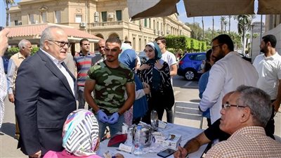 طوابير من أجل غزة.. حملة بجامعة القاهرة للتبرع بالدم تضامنًا مع الأشقاء | صور