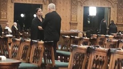 أشرف زكي أول الحاضرين لـ عزاء والد المطربة نسمة محجوب بمسجد الشرطة في الشيخ زايد | بث مباشر