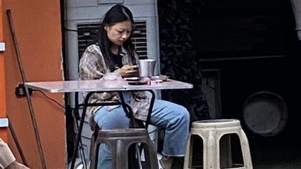 سائحة على أحد المطاعم