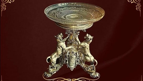 قاعدة من الفضة لطبق