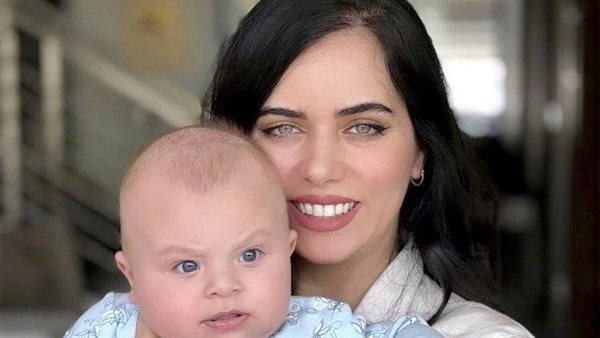 عزة زعرور ونجلها