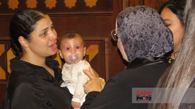نسمة محجوب تصطحب رضيعها خلال استقبال عزاء والدها بمسجد الشرطة| صور
