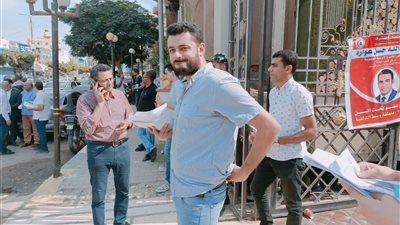 نقيب الصحفيين يدعم شقيقه بانتخابات التجديد النصفي لأطباء القليوبية 