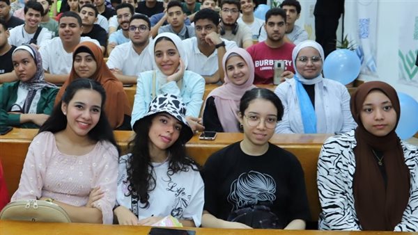 طلاب جامعة عين شمس