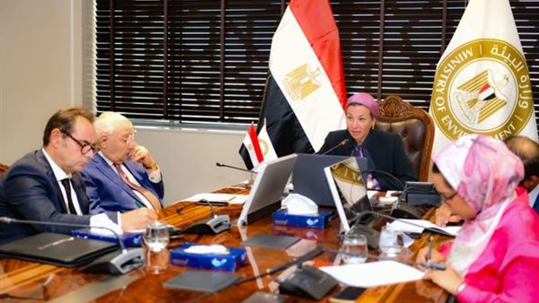 وزيرة البيئة تدير