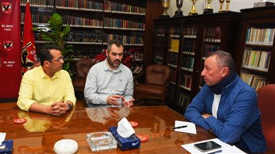 الخطيب يجتمع مع أوجستي بوش مدرب فريق سلة الأهلي