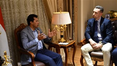 وزير الرياضة يلتقي مدير التطوير بالاتحاد الدولي للريشة الطائرة بالعاصمة الإدارية الجديدة