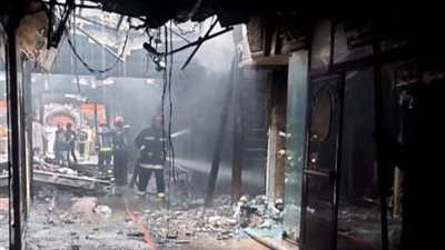 السيطرة على حريق هائل بمحل تجاري أمام ساحة مسجد أبو العباس بالإسكندرية.. والمعاينة الأولية: ماس كهربائي