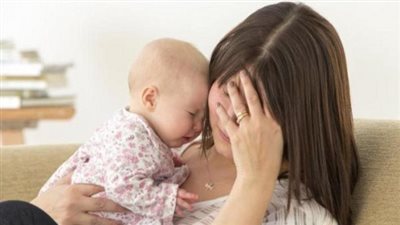  الإفراط في التفكير.. علامات الإصابة بالقلق المفرط لدى الأمهات الجدد
