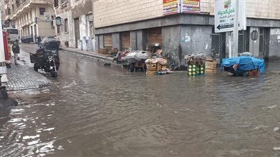 في أول شتواية.. تجمعات لمياه الأمطار بشوارع الإسكندرية والصرف الصحي يتعامل معها 