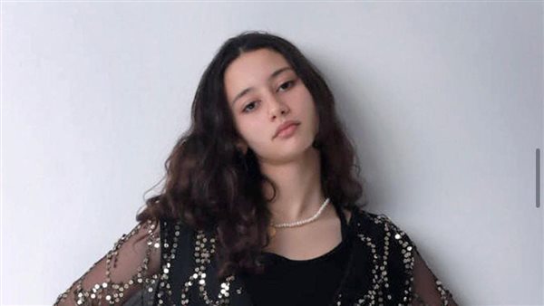 الفنانة الشابة لينا