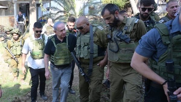 نتنياهو يتجول بين